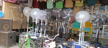 Ventiladores a la venta en una calle de Yaundé (Camerún).