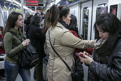 Pasajeras en la línea A de subte de Buenos Aires.
