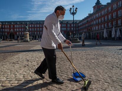 Un camarero barre la terraza de un bar en el centro de Madrid el pasado viernes.