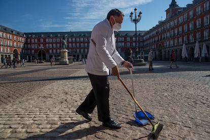 Un camarero barre la terraza de un bar en el centro de Madrid el pasado viernes.