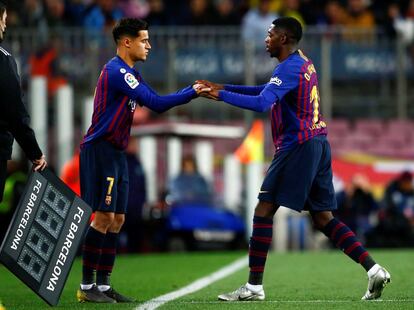 Coutinho entra al terreno de juego por Dembélé.