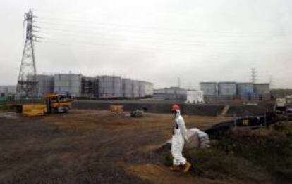 Un trabajador caminando cerca a los tanques de agua en la planta nuclear de Fukushima (Japón). EFE/Archivo