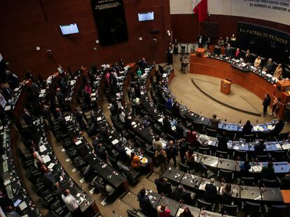 Legisladores durante una sesión en el Senado de México mientras discuten la iniciativa del presidente para dar al Ejército el control de la Guardia Nacional, en el edificio del Senado de México, en Ciudad de México, el 8 de septiembre de 2022.