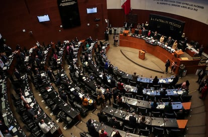 Legisladores durante una sesión en el Senado de México mientras discuten la iniciativa del presidente para dar al Ejército el control de la Guardia Nacional, en el edificio del Senado de México, en Ciudad de México, el 8 de septiembre de 2022.