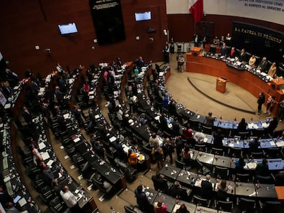 Legisladores durante una sesión en el Senado de México mientras discuten la iniciativa del presidente para dar al Ejército el control de la Guardia Nacional, en el edificio del Senado de México, en Ciudad de México, el 8 de septiembre de 2022.