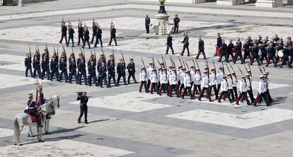 Miembros de la Guardia Real desfilan durante el cambio de guardia en el Patio de la Armería del Palacio Real.