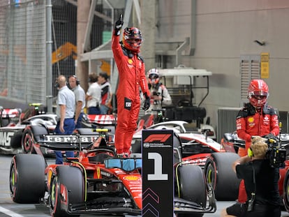 Carlos Sainz celebra la 'pole' conseguida este sábado en la clasificación del GP de Singapur.