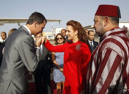 El rey Felipe VI besa la mano de la princesa Lala Salma, en presencia de su marido, el rey Mohamed VI de Marruecos, en su despedida en el aeropuerto de Rabat,  tras finalizar su viaje oficial a Marruecos, el 15 de julio de 2014. 