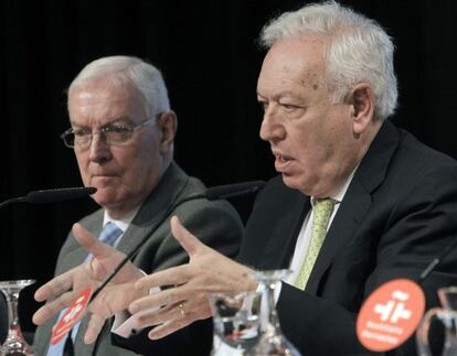 El ministro de Exteriores, José Manuel García Margallo (dcha.) acompañado del director del Instituto Cervantes, Víctor García de la Concha en la presentación del Anuario de esta institución.