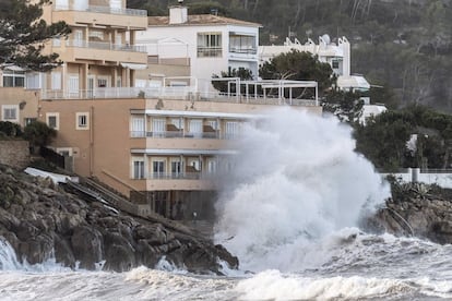 Fuerte oleaje en Sant Elm, Mallorca, el 4 de marzo de 2017. El intenso oleaje está dejando algunos daños leves en la costa oeste de Mallorca. Otras 29 provincias se encuentran en alerta naranja o amarilla por nieve, lluvia, viento o fenómenos costeros tras la entrada de un frente frío que recorre la península de oeste a este.