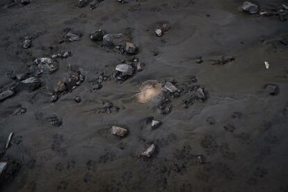 Químicos sobre el lecho del río Huanuni.