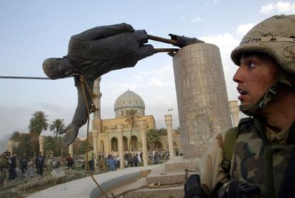 Un soldado estadounidense observa el derribo de una estatua de Sadam Husein, en el centro de Bagdad, el 9 de abril de 2003.