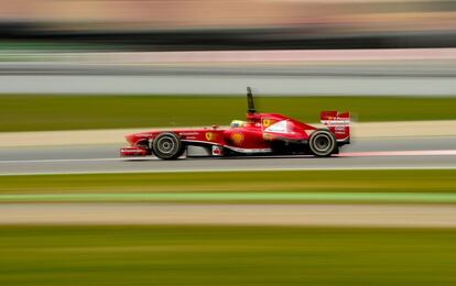 El brasileño Felipe Massa rueda con su Ferrari.