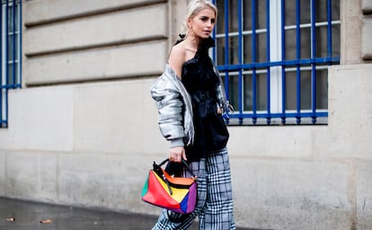 El 'Puzzle' de Loewe sigue siendo el bolso favorito del 'street style'

Le dedicamos un artículo hace unos meses. El bolso arquitectónico diseñado por JW Anderson para la firma española es un imprescindible para cualquier amante de la moda. París lo confirma.