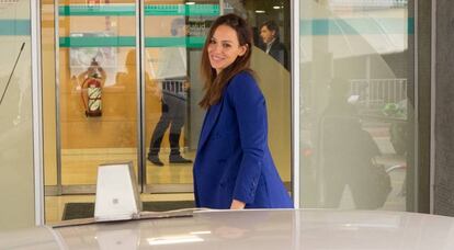 Eva González, a su llegada al hospital.
