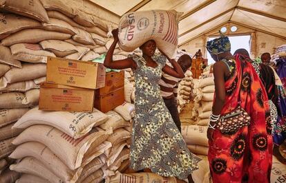 Una vez al mes, las familias recogen los alimentos que llegan de los organismos internacionales.