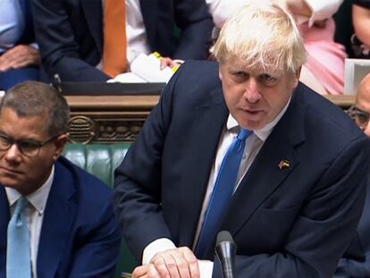 El primer ministro británico, Boris Johnson, gesticulando y hablando durante su última sesión semanal de preguntas al primer ministro (PMQs) en la Cámara de los Comunes.