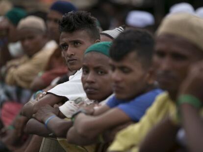 Inmigrantes de la minoría rohingya llegados esta semana a Indonesia en barco, en un centro de refugiados en Langsa.