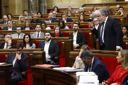 El líder de Junts en el Parlament, Albert Batet (der.), durante la sesión de control al presidente de la Generalitat, Salvador Illa (izq.).