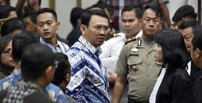 Ahok, con sus abogados, tras conocer la sentencia.