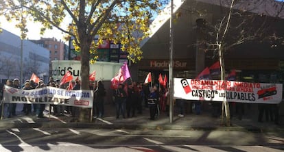 Trabajadores del suburbano protestan este viernes en la Asamblea por la gestión de Metro de Madrid de la crisis del amianto.