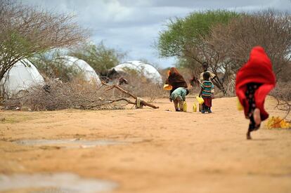 Una niña corre hacia uno de los charcos formados tras la lluvia en el campo de refugiados de Dadaab, Kenia.