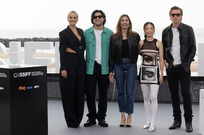 Desde la izquierda, los actores Noémie Merlant y Will Sharpe, la directora Audrey Diwan y los también intérpretes Chacha Huang y Jamie Campbell Bower, durante la presentación matinal en San Sebastián de 'Emmanuelle'.