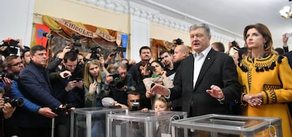 Poroshenko y su esposa, Yelena, tras depositar su voto en Kiev, este domingo.