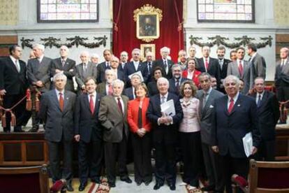 Académicos, editores y patrocinadores rodean a la ministra de Educación, María Jesús San Segundo, y al director de la Real Academia Española, Víctor García de la Concha (a la izquierda de aquélla), durante la presentación del <i>Diccionario Panhispánico de dudas</i>.