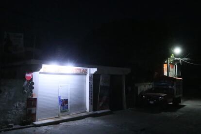 El depósito de venta de cerveza donde ocho personas fueron asesinadas durante un ataque armado en Huitzilac, Morelos, el 12 de mayo.  