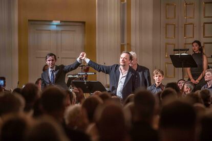 El director Maxime Pascal y el barítono Georg Nigl saludan al final de la interpretación en versión de concierto de 'Jakob Lenz'.