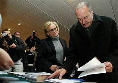 El presidente Chirac y su esposa, Bernadette, depositando ayer su voto en Sarran, en el centro de Francia.