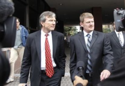 Landis, a la derecha, y su abogado, a la salida de un tribunal de California el pasado agosto.