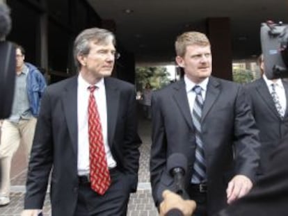 Landis, a la derecha, y su abogado, a la salida de un tribunal de California el pasado agosto.