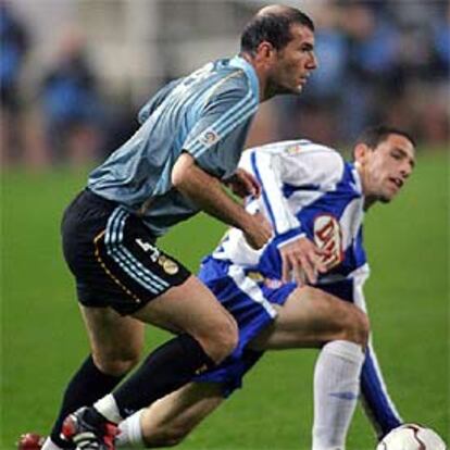 Zidane se escapa del marcaje de Maxi.