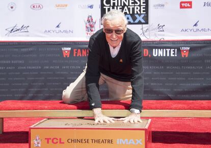Stan Lee deja sus huellas sobre el cemento durante una ceremonia en el TCL Chinese Theatre IMAX de Hollywood (California), el 18 de julio de 2017.
