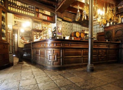 Interior de la taberna 'El Rinconcillo' de Sevilla, abierta en 1670