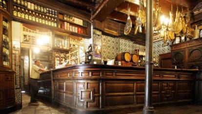 Interior de la taberna sevillana El Rinconcillo.