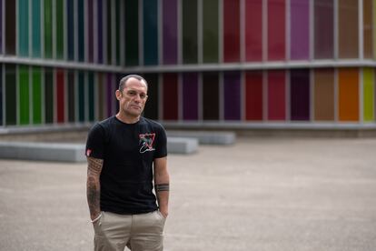 Igor Sierra, suscriptor de EL PAÍS, frente al Museo de Arte Contemporáneo de Castilla y León, en León, el 3 de junio.