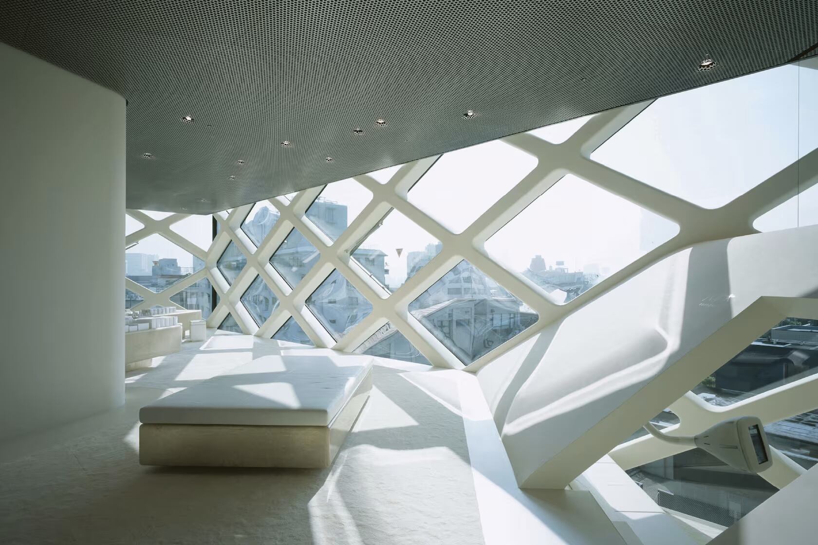 Interior de Epicenter Prada en Tokio diseñado por Herzog y de Meuron.