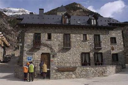 Fachada en piedra y pizarra de La Casueña, hotel rural en el Pirineo de Huesca.
