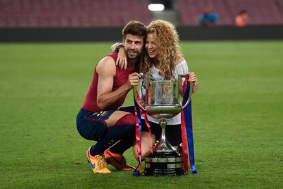 Gerard Piqué y su esposa, la cantante colombiana Shakira, posan con el trofeo de la Copa del Rey, en 2015.