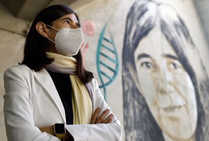 La investigadora María Blasco asiste a la presentación del mural que la Universidad Politécnica y el centro de innovación Las Naves de València le dedican en una de las fachadas IES Sorolla.