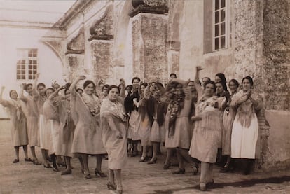 Cigarreras en el patio de la fábrica de tabacos de Sevilla, alrededor de 1940.