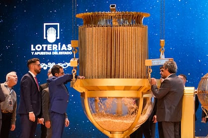 Preparativos para el sorteo de la Lotera de Navidad este domingo en el Teatro Real, en Madrid. 
