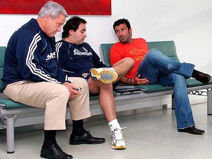 Figo, durante su espera en el aeropuerto austriaco de Graz para volar a Milán.