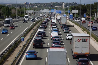 Retenciones en la A-1 a la salida de Madrid, este viernes.