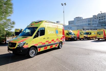 Varias ambulancias del SAMU 061, en Mallorca, en una imagen de archivo.