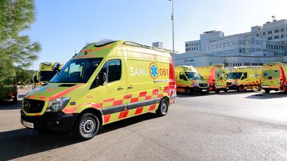 Varias ambulancias del SAMU 061, en Mallorca, en una imagen de archivo.