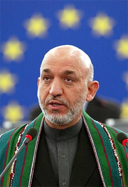 El presidente Hamid Karzai se dirige al Parlamento Europeo ayer en Estrasburgo.